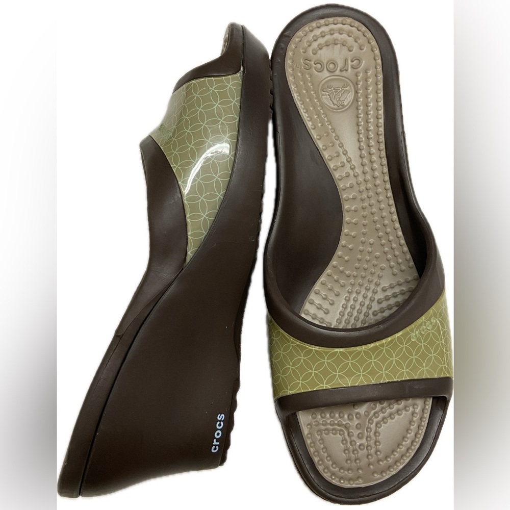 CROCS Sassari wedge sandals in brown and green - Picture 5 of 8